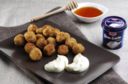 Polpette speziate con salsa di crème fraîche e miele.