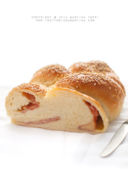 Pan brioche salato con prosciutto ed Emmenthal