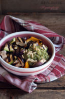 Insalata tiepida di verdure con salsa di pane e pinoli