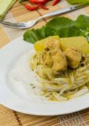 spaghetti di shirataki con curry di tacchino e patate dolci