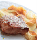 Salmone in salsa di soia e patatine fritte