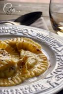 Tortelli di ricotta con burro alle acciughe profumati alla cannella