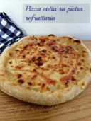 Pizza con scamorza affumicata e guanciale cotta nella pietra refrattaria!!!
