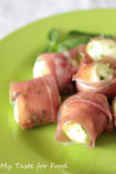 Bocconcini di mozzarella con pesto e prosciutto crudo