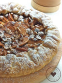 Sfogliata rustica di mele con nocciole e cannella