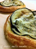 Intermezzi salati: tartellette con melanzane, mozzarella e pesto