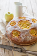 Torta di mele fiorita, con noci pecan