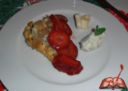 Cialda con gorgonzola, cipolle caramellate e fragole al pepe nero