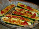 Zucchine lunghe ripiene di pomodorini e mozzarella