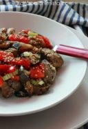 Insalata tiepida di pollo e tacchino con sedano, melanzane e peperoni