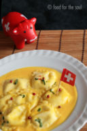 Ravioli ripieni di fonduta con salsa alla zucca, per "La Svizzera nel piatto"