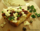 Crostini di pane casereccio con pomodori secchi, capperi e pecorino fresco