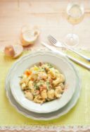 Lumache con yogurt, salmone e zucchine