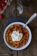 Fusilli al pomodoro con burrata, foglie e polvere di cappero
