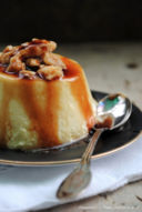 Budino alla panna montata con briciole di croccante alle nocciole e riduzione di ratafìa