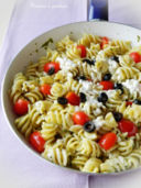 Fusillotti al pesto, pomodorini, olive e fiocchi di latte