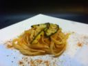 Spaghetti con bottarga, zucchine grigliate e zenzero