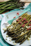 Insalata di asparagi al vapore con salame, pecorino e vinaigrette al timo