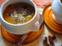 Crema di carote e patate con crostini di pane nero ai cereali