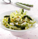 Contorno per il pranzo di Pasqua: insalata di puntarelle, asparagi e uova.