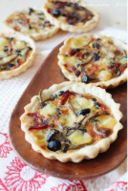 Tartellette ai funghi e speck, profumate al timo