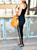 Total black, leggings e scarpe. Per non passare mai inosservate!