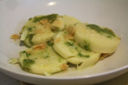 Gnocchi alla romana con pesto e briciole di cialda di parmigiano