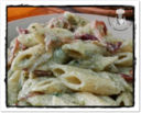 Penne al pesto di zucchine grigliate e ricotta con speck croccante