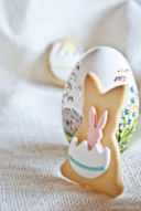 Un biscotto alle mandorle...e i miei auguri per una felice Pasqua !