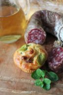 Muffins salati alle fave e salame, profumati all'origano fresco