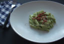 Penne con pesto di zucchine e speck croccante!