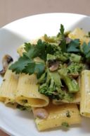 Paccheri con broccoli neri e funghi champignon