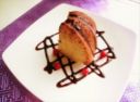 Ciambella di semolino con la glassa al cacao e ribes