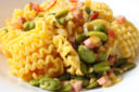 Pasta tipo armoniche con prosciutto e fave