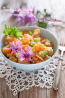 Insalata di miglio e verdure con fiori di malva