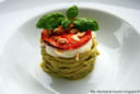 Chitarra al pesto di rucola e basilico con mozzarella di bufala e pomodoro