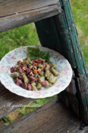 Gnocchetti verdi con salsiccia e nocciole del Piemonte