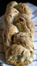 Treccia di pane al latte con nocciole e fichi a lievitazione naturale