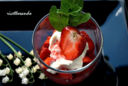 Bicchierini di fragole e yogurt e tanti auguri a tutte le mamme