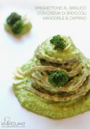 io&Cukò: Spaghettone al basilico con crema di broccoli, mandorle e caprino