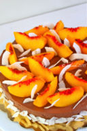 Torta mousse di cioccolato, pesche e cocco