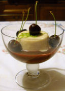 Frullato in forma di banane al lime con salsa alle ciliegie