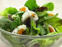 Insalata di lattuga, fagiolini, taccole e  uova