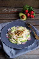 Insalata di cavolo, avocado e noci con vinaigrette all'arancia rossa e miele