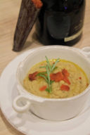 Zuppa cremosa di cicerchie, rosmarino e bottarga.