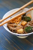 Light con gusto: tagliolini soba con pollo all’arancia e broccoli