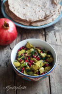 Pollo al melograno e curcuma con pane Chapati