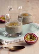 Budino ai semi di chia con latte di cocco e passion fruit