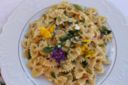 Farfalle, fiori, erbe e formaggio: una montagna generosa e un cuore più leggero