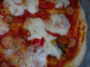 Pizza ai peperoni e wurstel